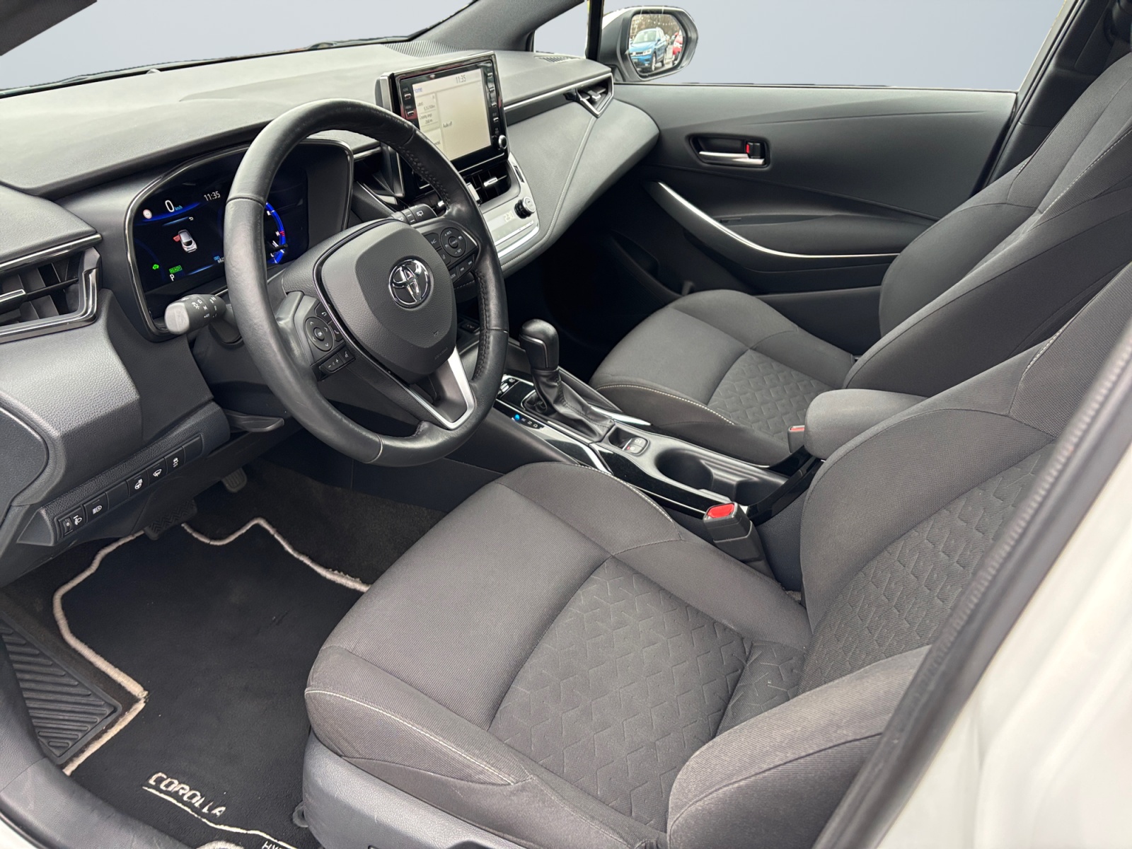 SB1K93BE90E340067_08_enter-driver-codriver