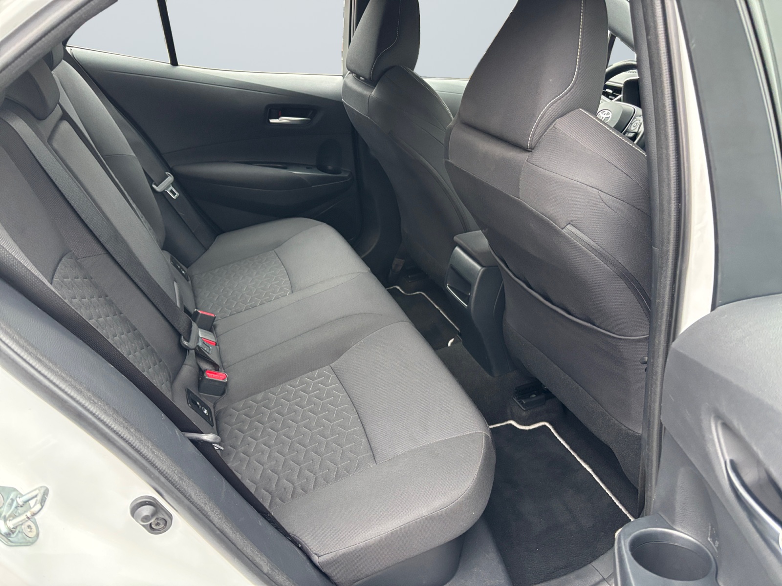 SB1K93BE90E340067_12_rear-row-driver