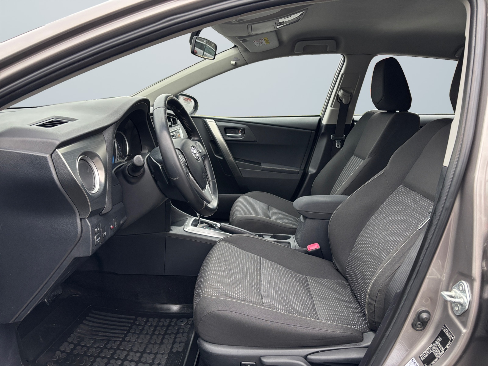 SB1ME3JE70E010045_08_enter-driver-codriver