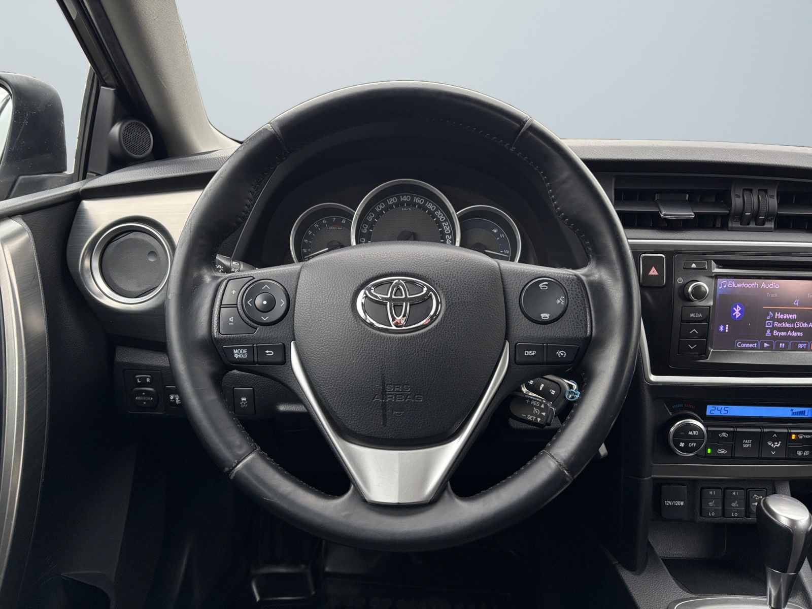 SB1ME3JE70E010045_11_steering-wheel-driver