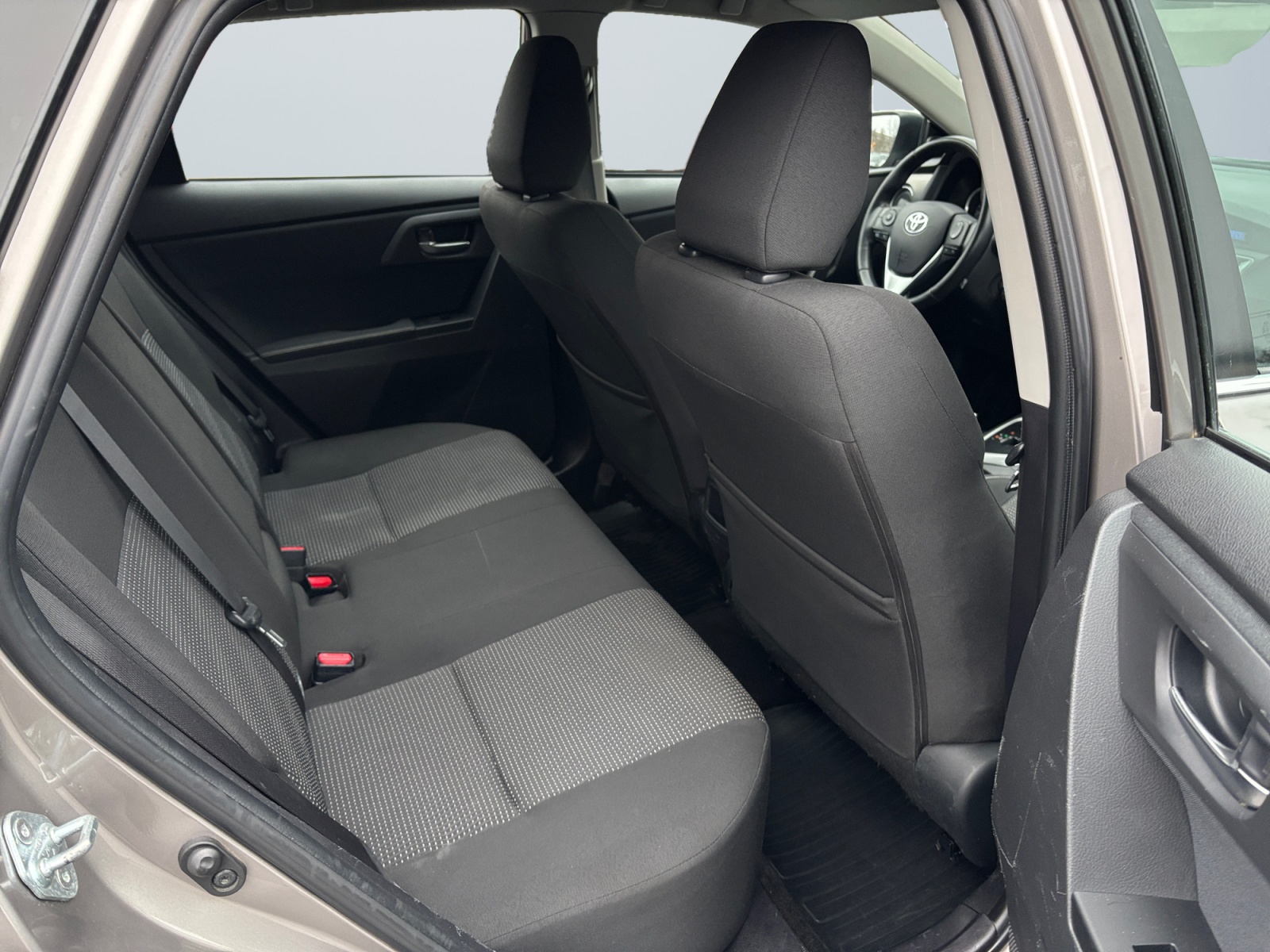 SB1ME3JE70E010045_12_rear-row-driver