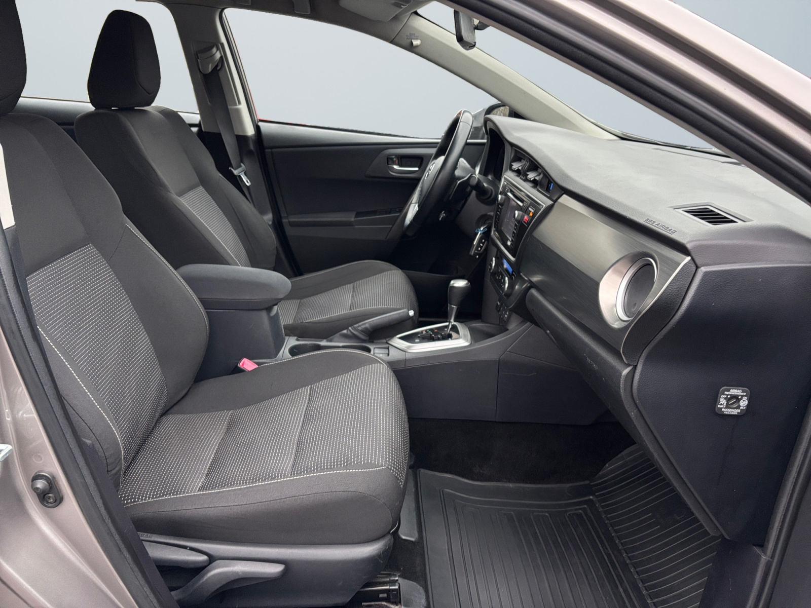 SB1ME3JE70E010045_14_enter-codriver-driver