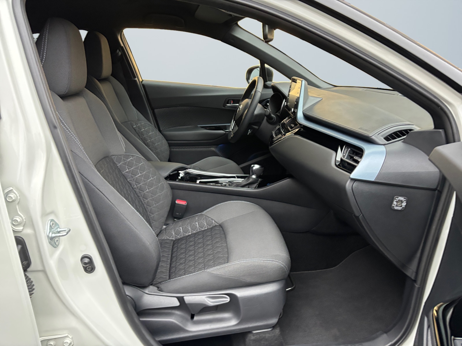 VJFNKCKKVNMCVNMVC_14_enter-codriver-driver