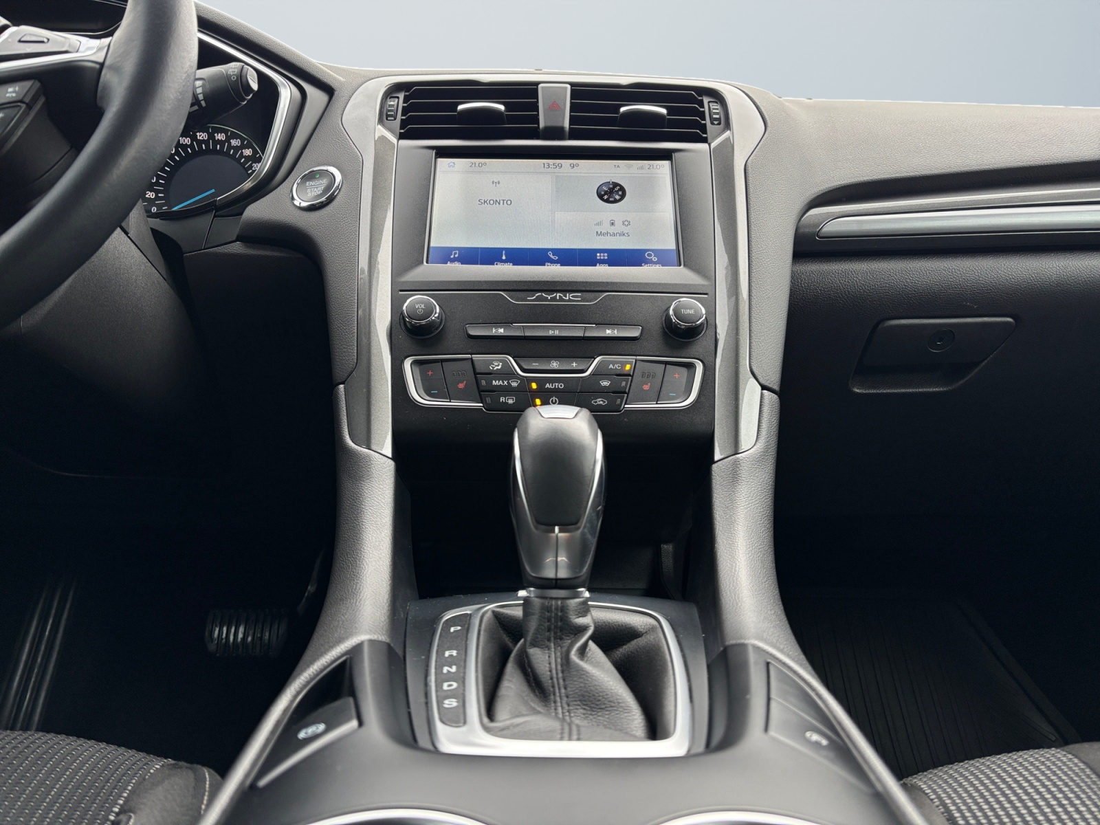 FRDNDE2019BLUEAT1_10_center-console-down