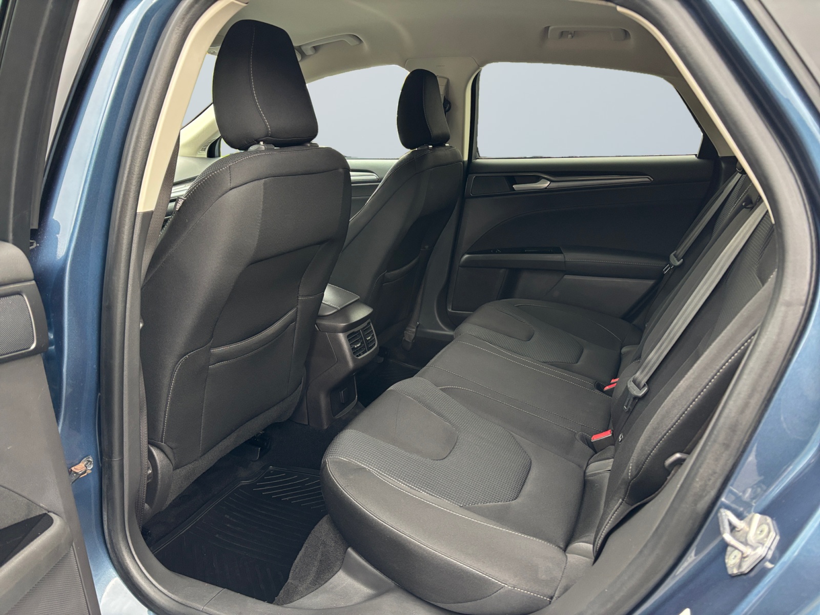 FRDNDE2019BLUEAT1_12_rear-row-driver