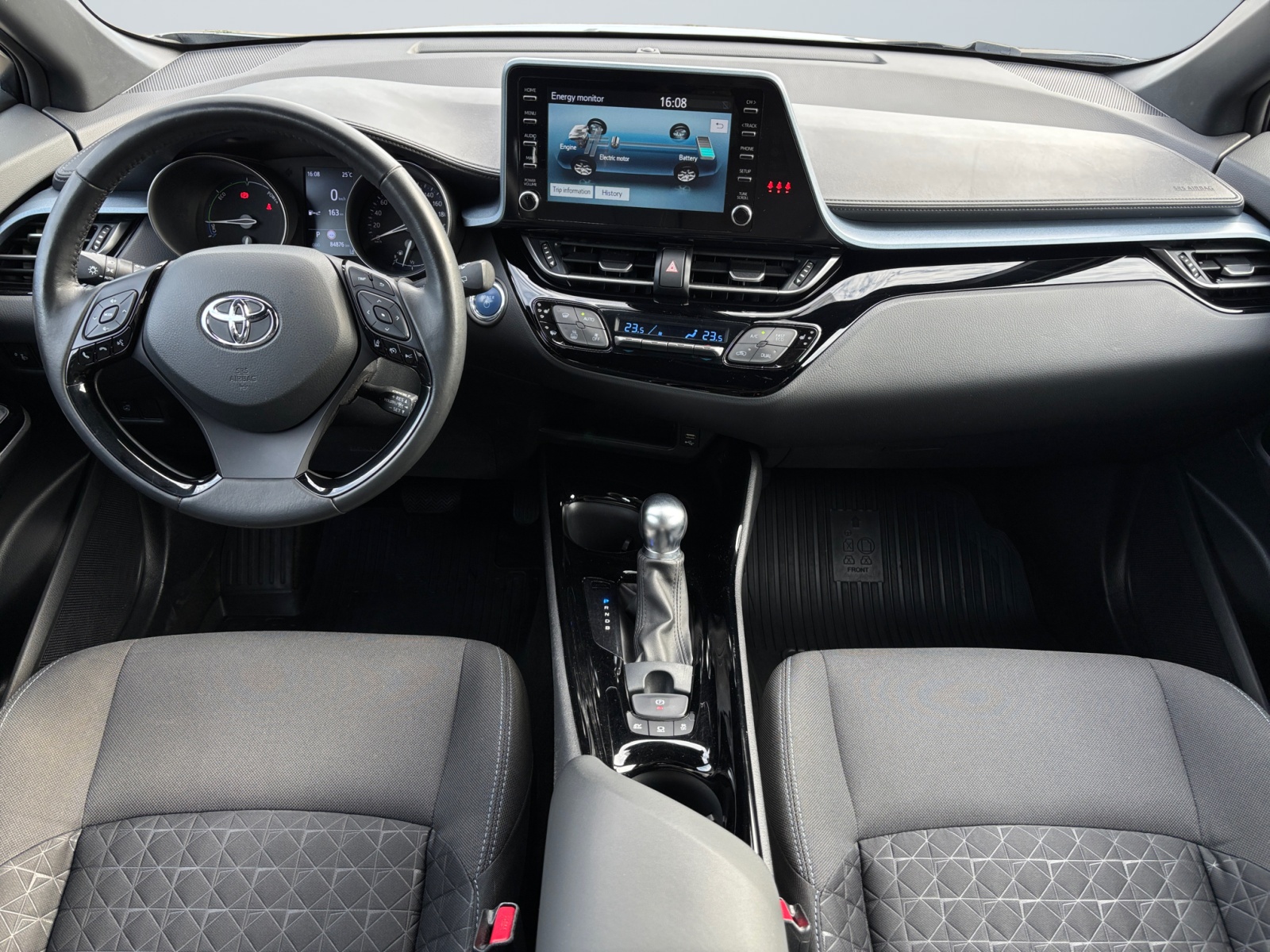 HALVDDKJVVHHVGGHN_09_front-panel-passenger