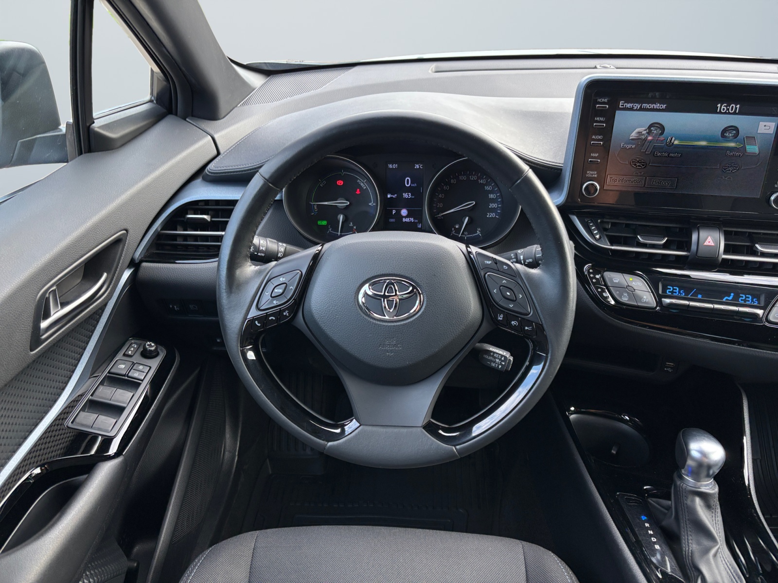 HALVDDKJVVHHVGGHN_11_steering-wheel-driver