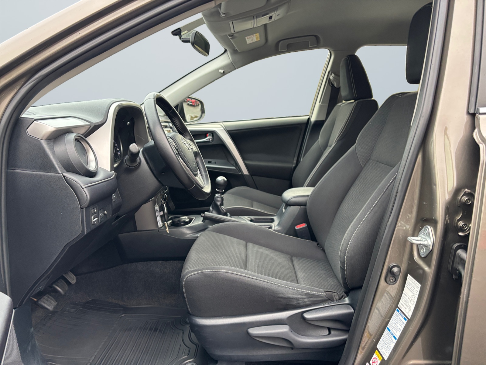 JTMBEREV20D109359_08_enter-driver-codriver