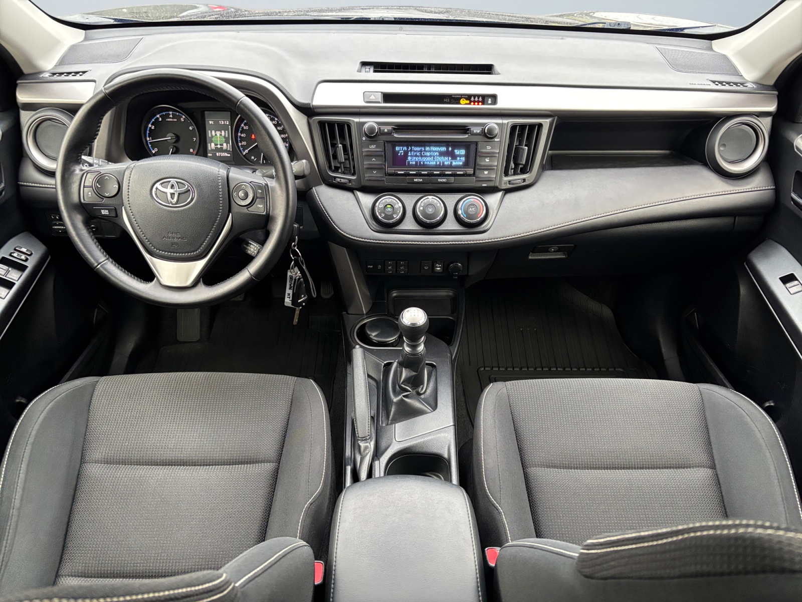 JTMBEREV20D109359_09_front-panel-passenger