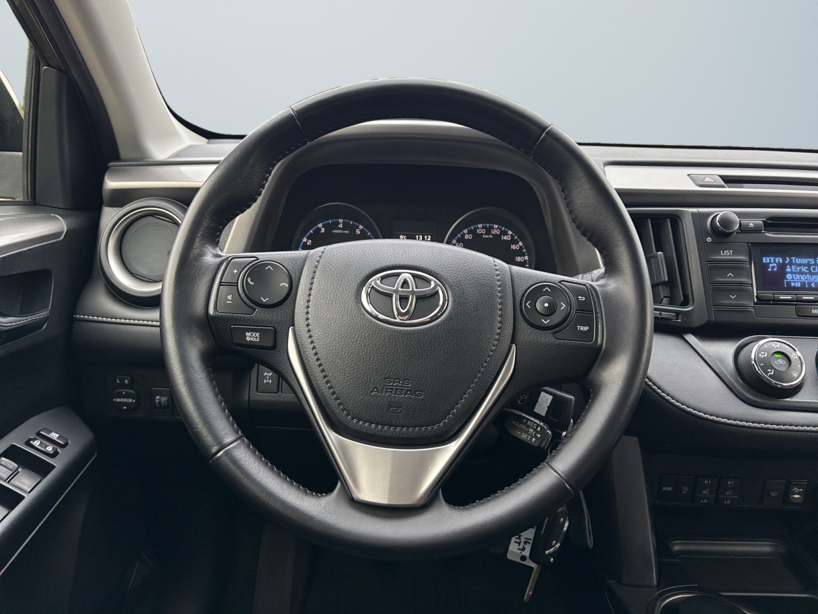 JTMBEREV20D109359_11_steering-wheel-driver