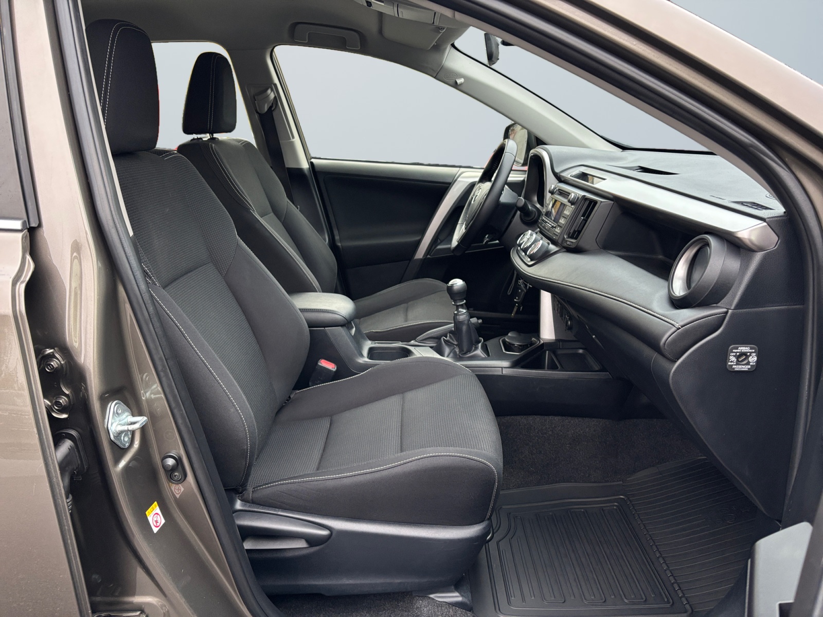 JTMBEREV20D109359_14_enter-codriver-driver