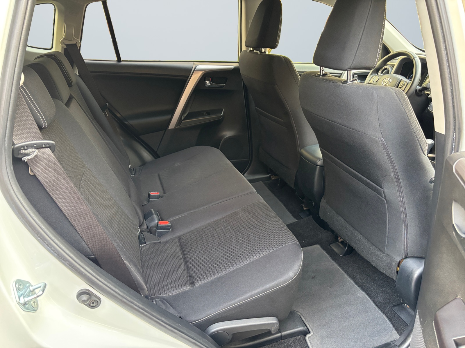 JTMREREVS0D1T1752_12_rear-row-driver