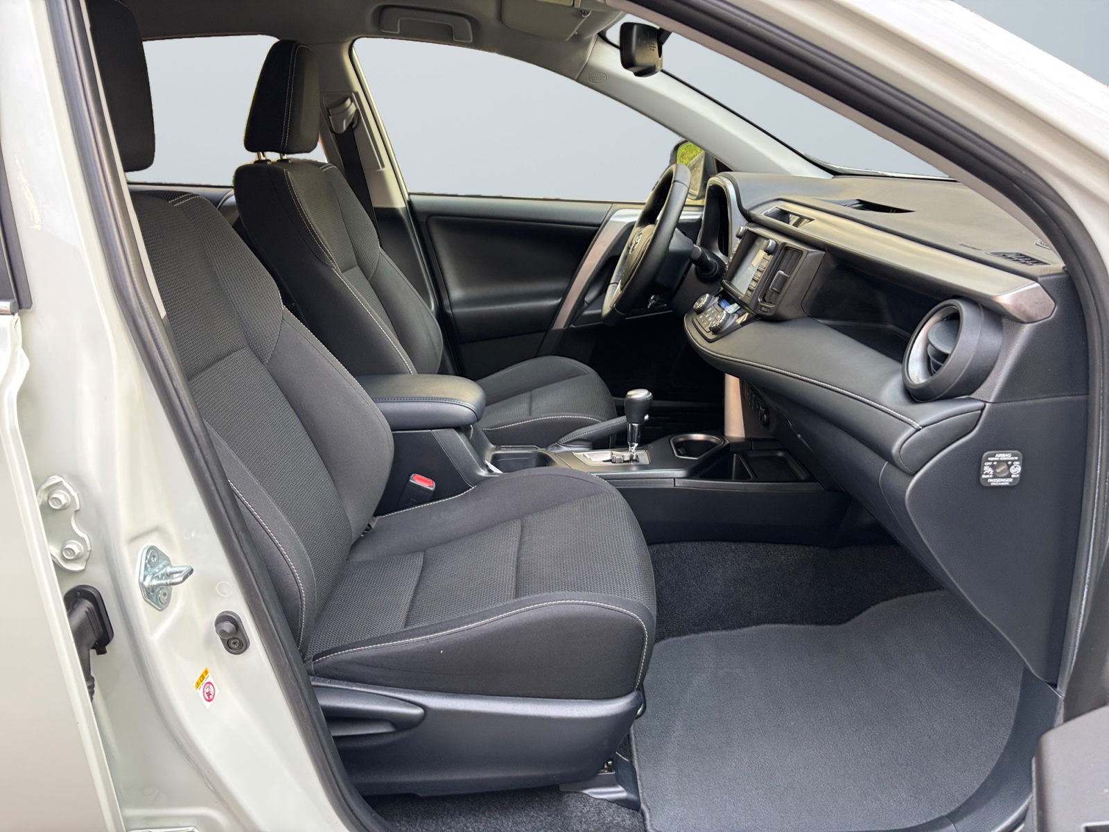 JTMREREVS0D1T1752_14_enter-codriver-driver