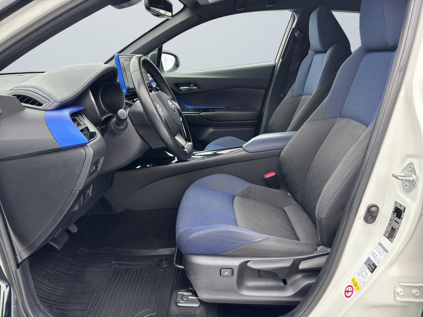 NMTKZ3BX90R007387_08_enter-driver-codriver