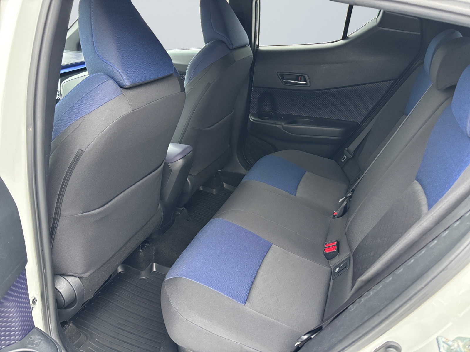 NMTKZ3BX90R007387_12_rear-row-driver