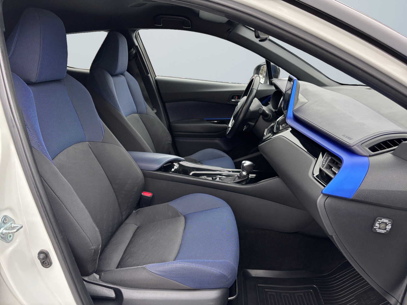 NMTKZ3BX90R007387_14_enter-codriver-driver