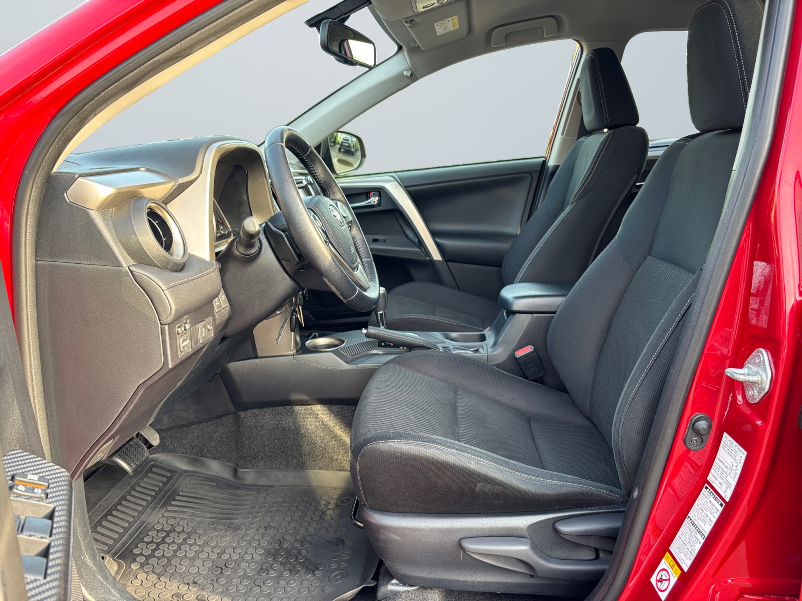 RAV4RESLDBDMBBJVV_08_enter-driver-codriver