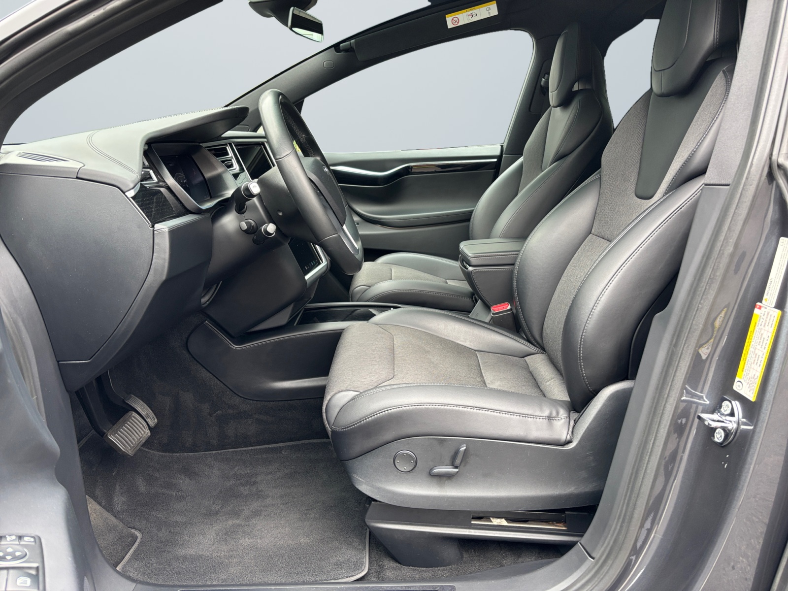 TESLSHDLBNNVVNBCB_08_enter-driver-codriver