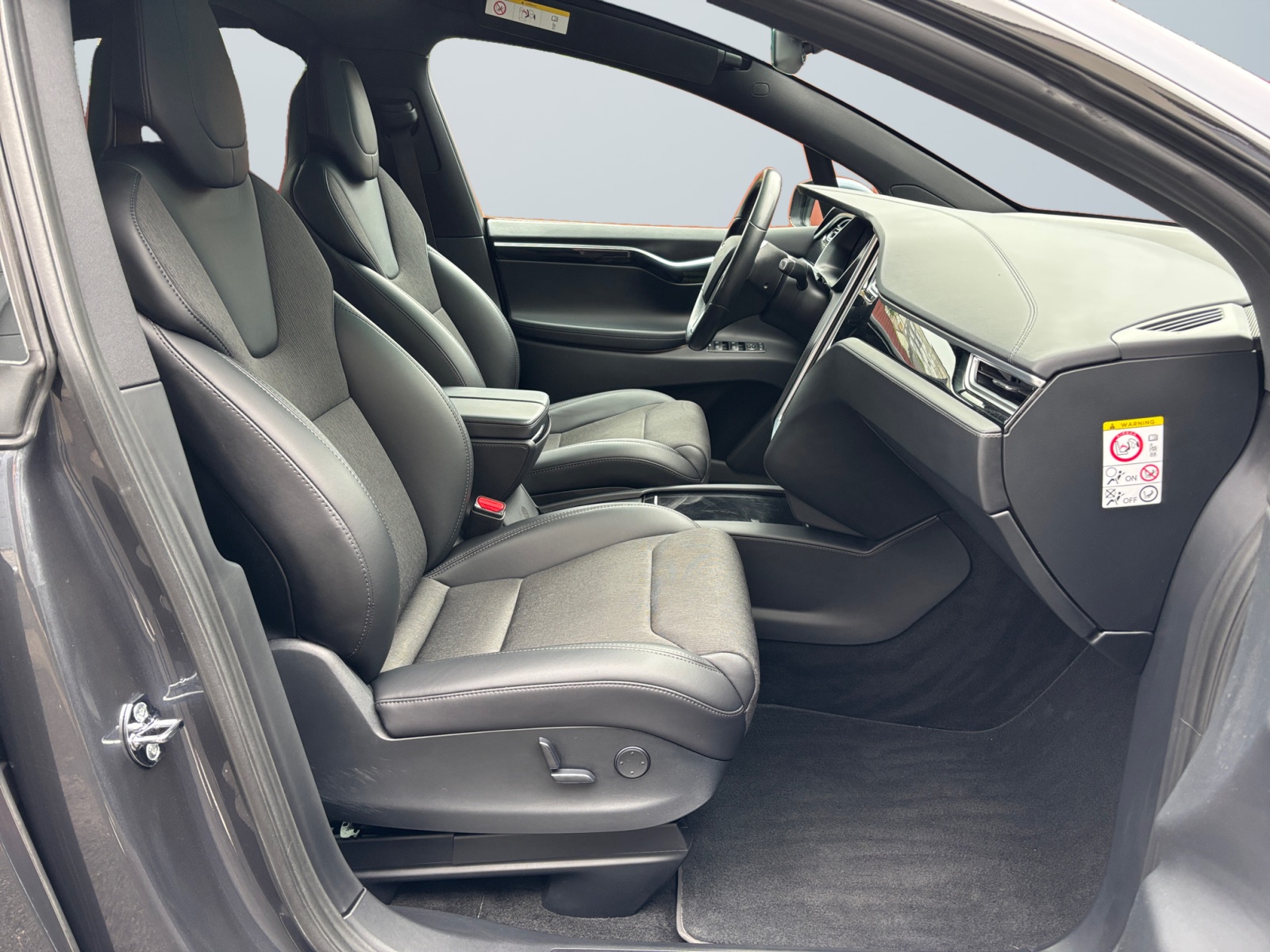 TESLSHDLBNNVVNBCB_14_enter-codriver-driver