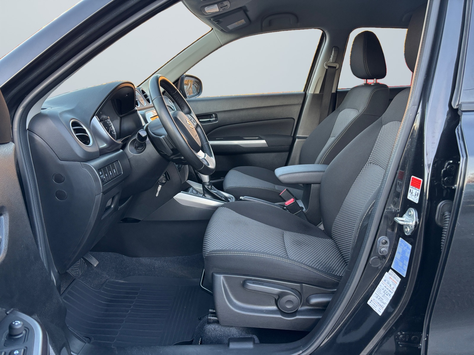 TSMLYDA1S00838428_08_enter-driver-codriver