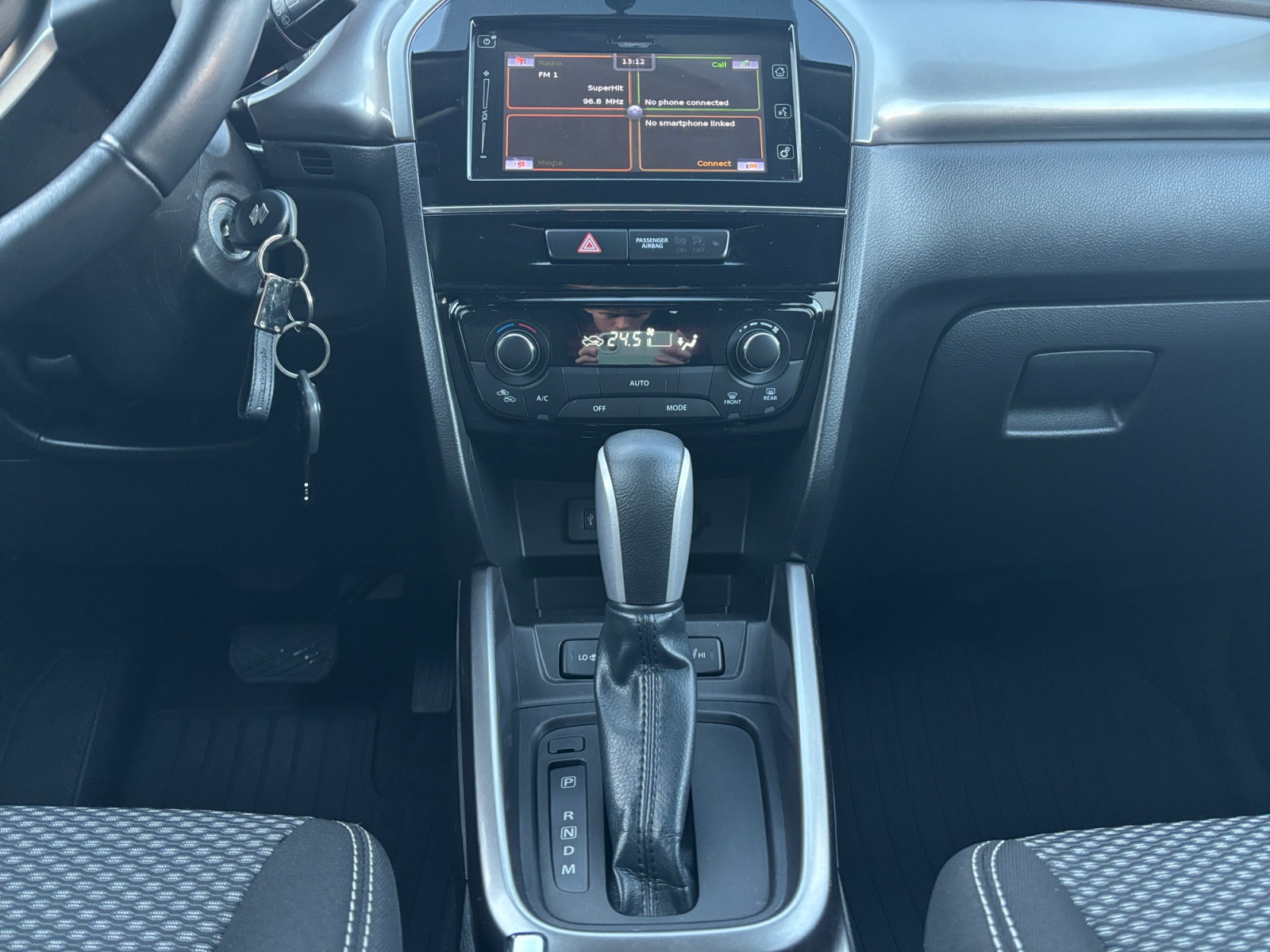 TSMLYDA1S00838428_10_center-console-down