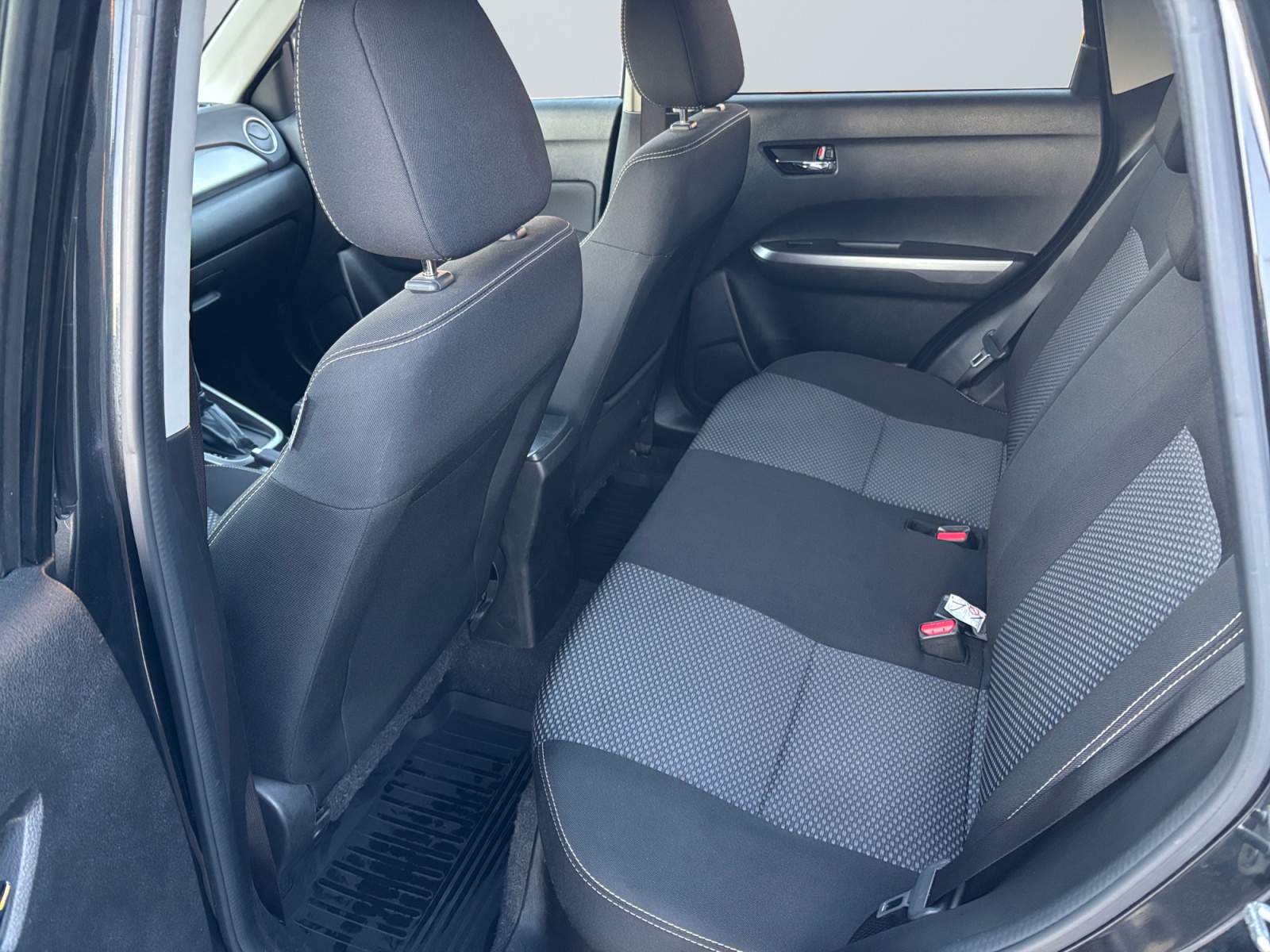 TSMLYDA1S00838428_12_rear-row-driver