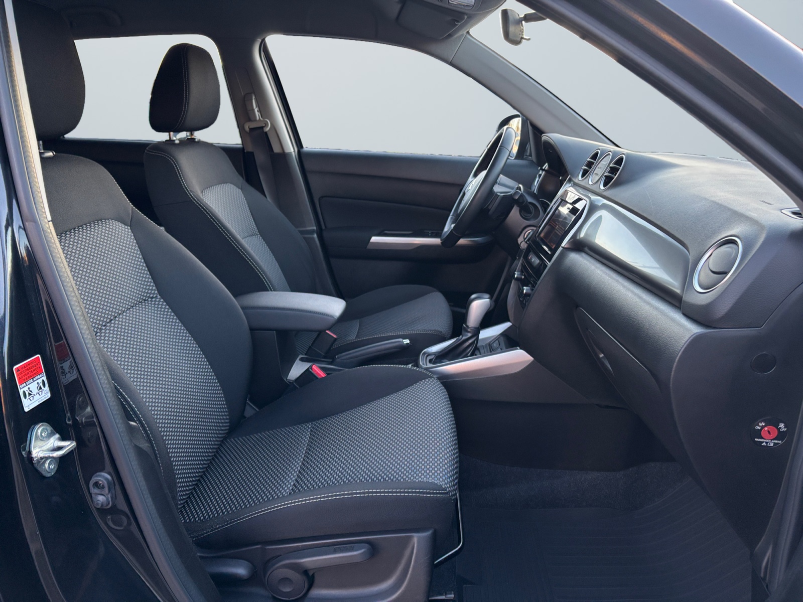 TSMLYDA1S00838428_14_enter-codriver-driver