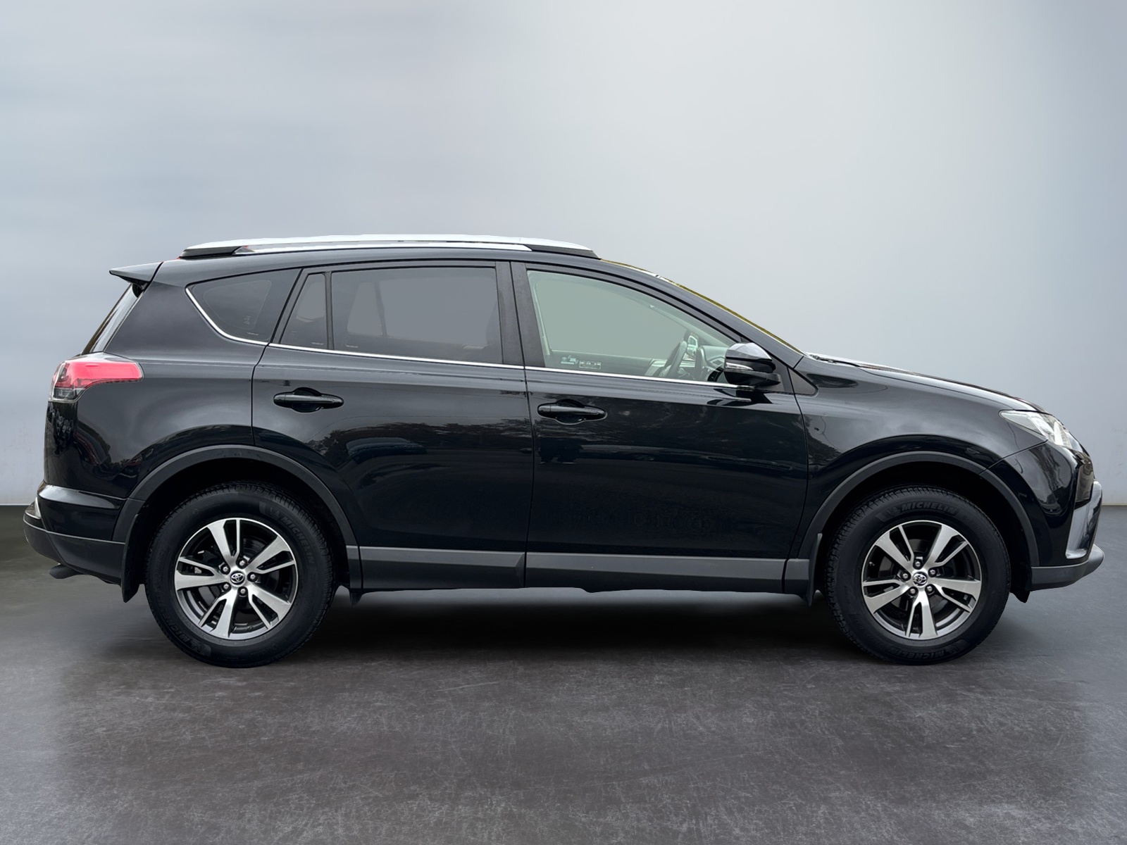 TYTARAV42016ATBLA_05_side-right