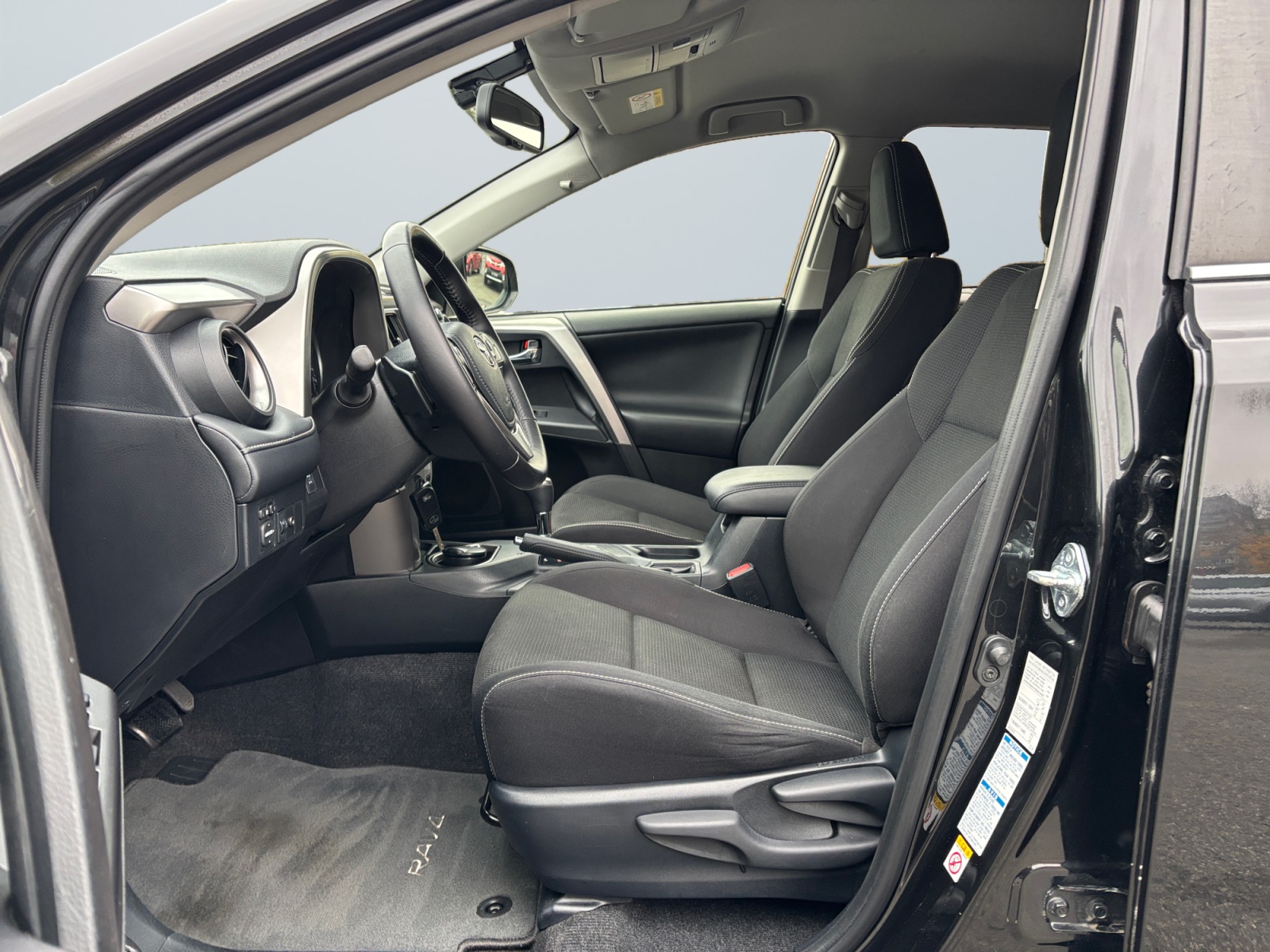 TYTARAV42016ATBLA_08_enter-driver-codriver