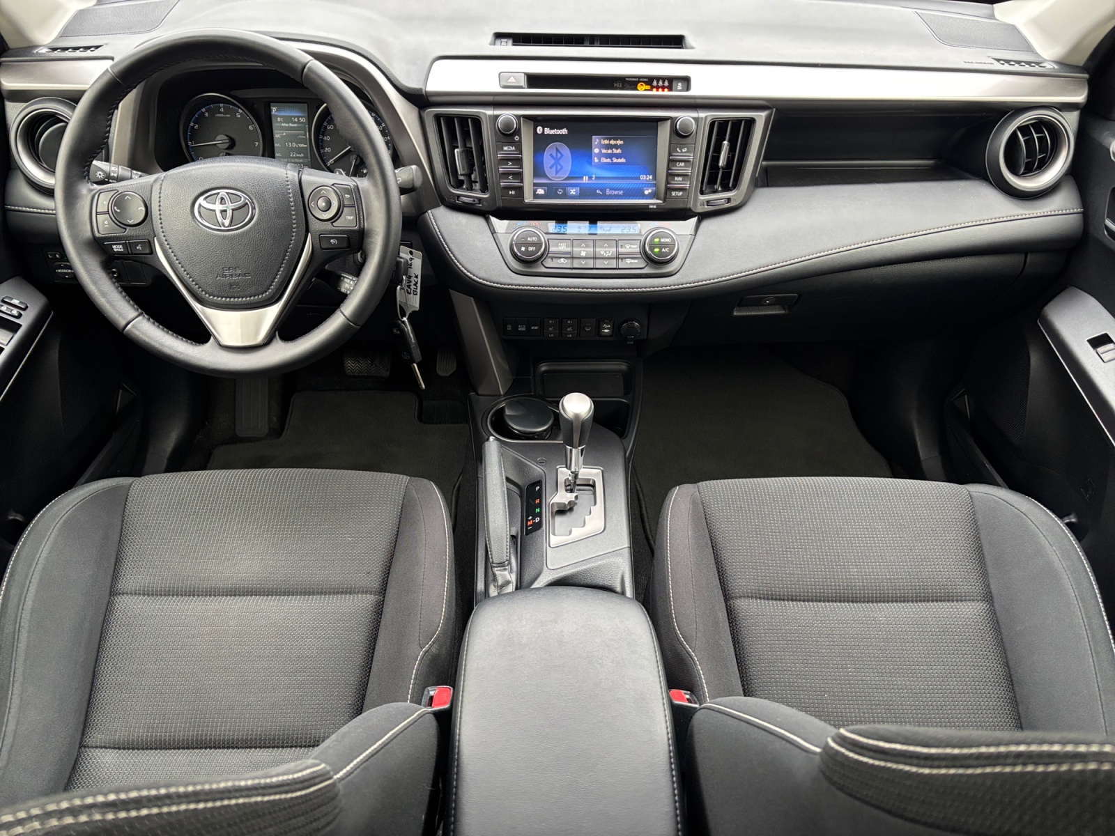 TYTARAV42016ATBLA_09_front-panel-passenger