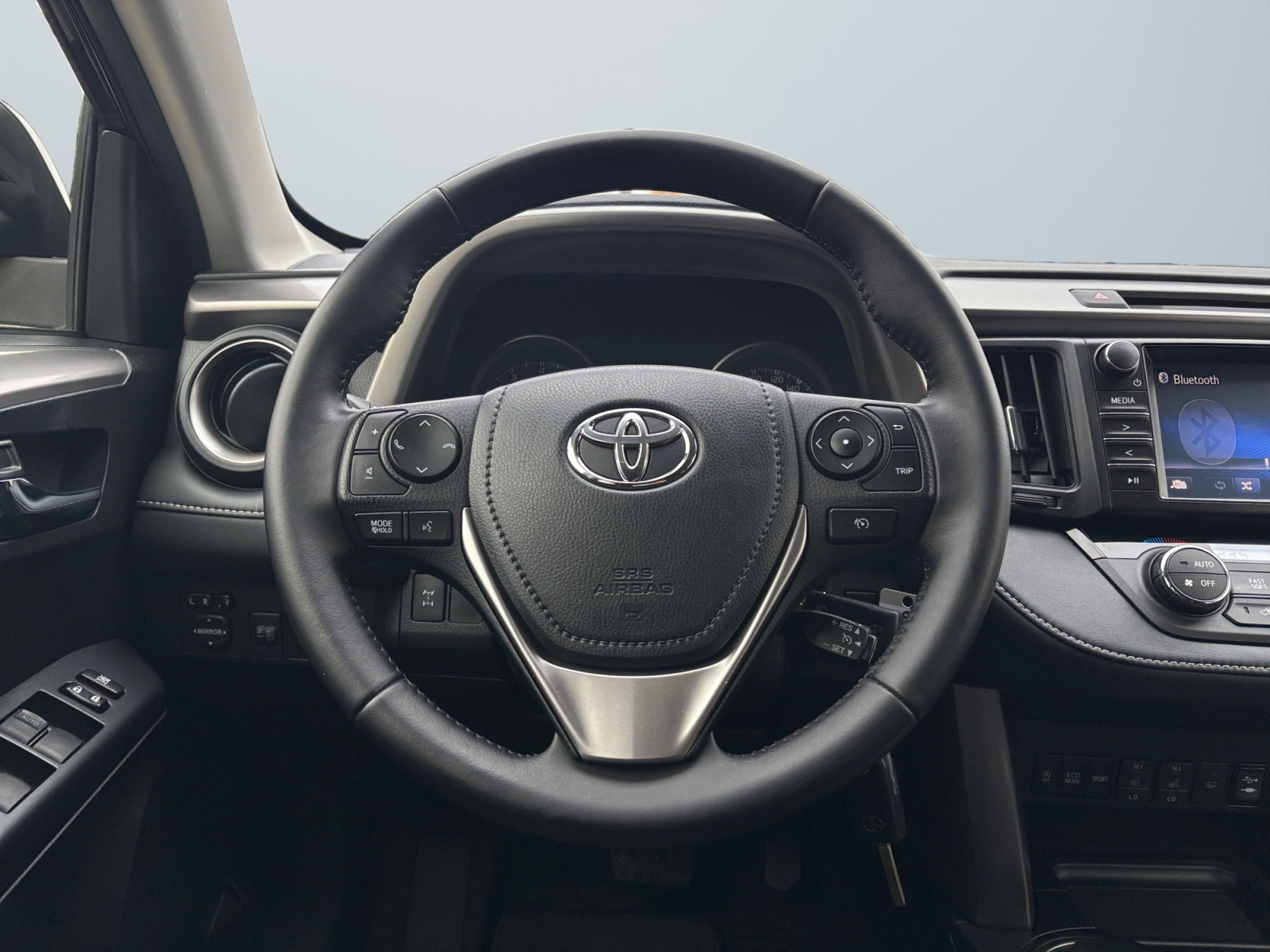 TYTARAV42016ATBLA_11_steering-wheel-driver