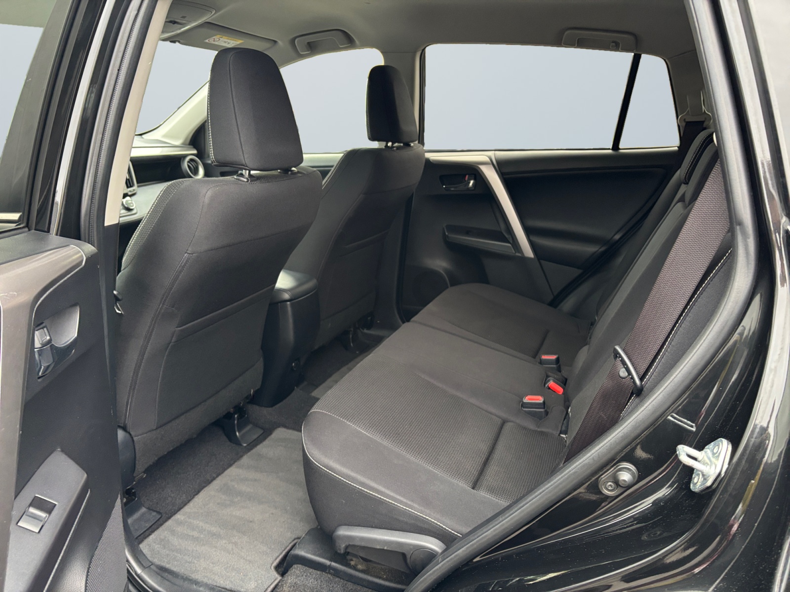 TYTARAV42016ATBLA_12_rear-row-driver