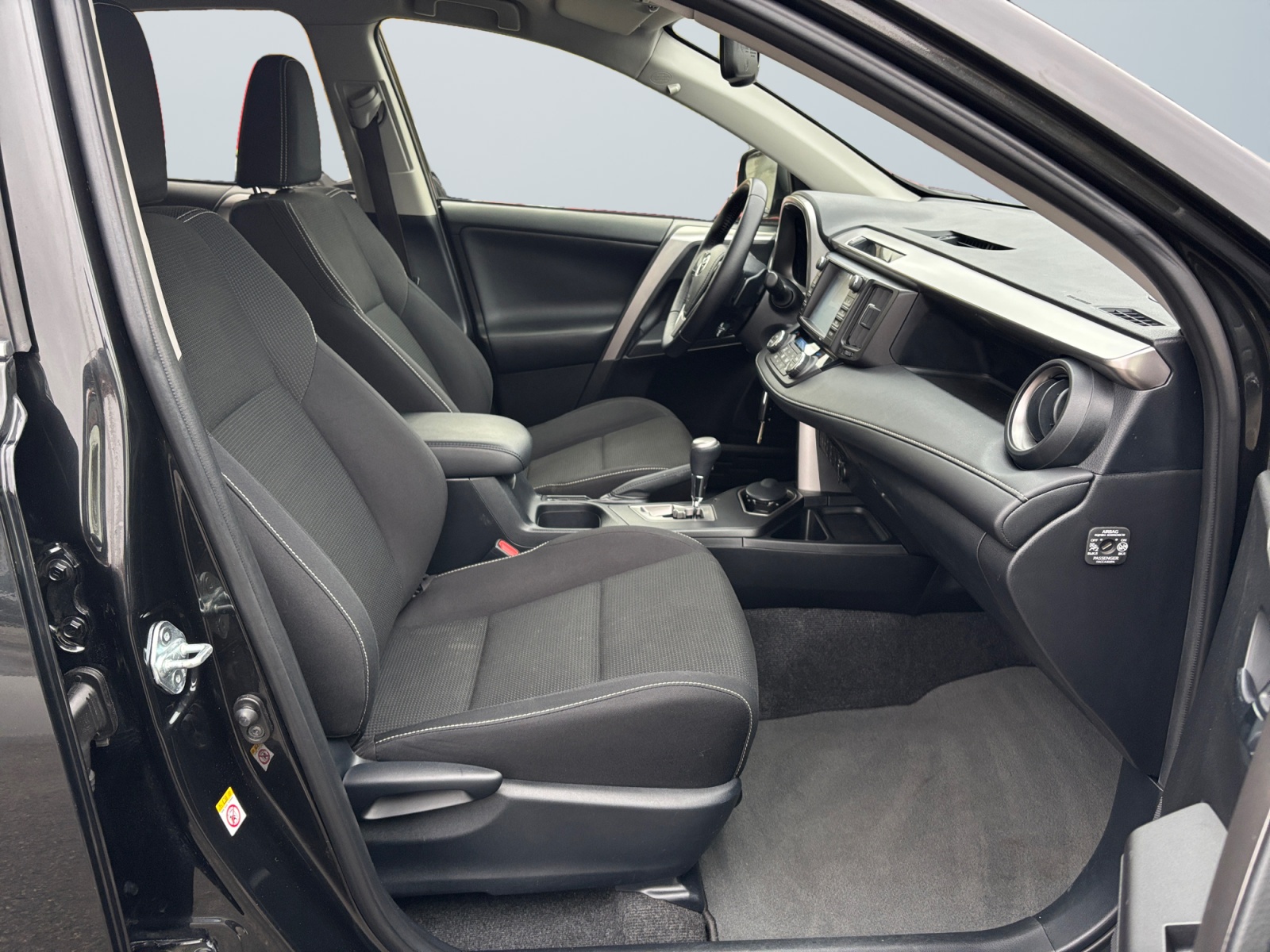 TYTARAV42016ATBLA_14_enter-codriver-driver