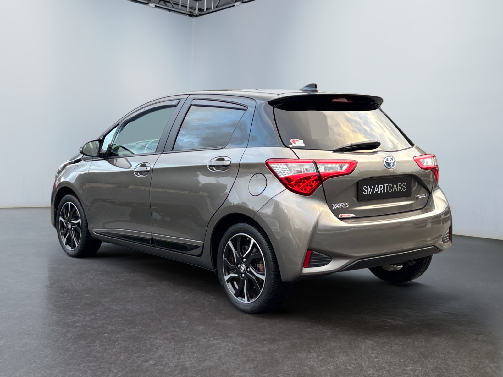 TYTAYARS2018BRWNH_02_rear-left