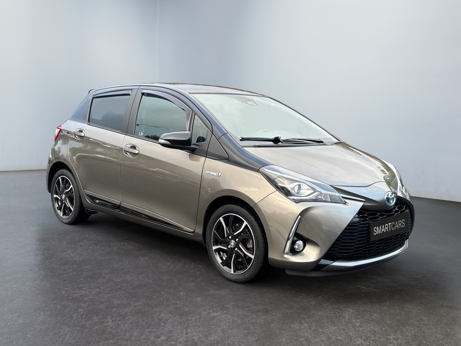 TYTAYARS2018BRWNH_06_front-right