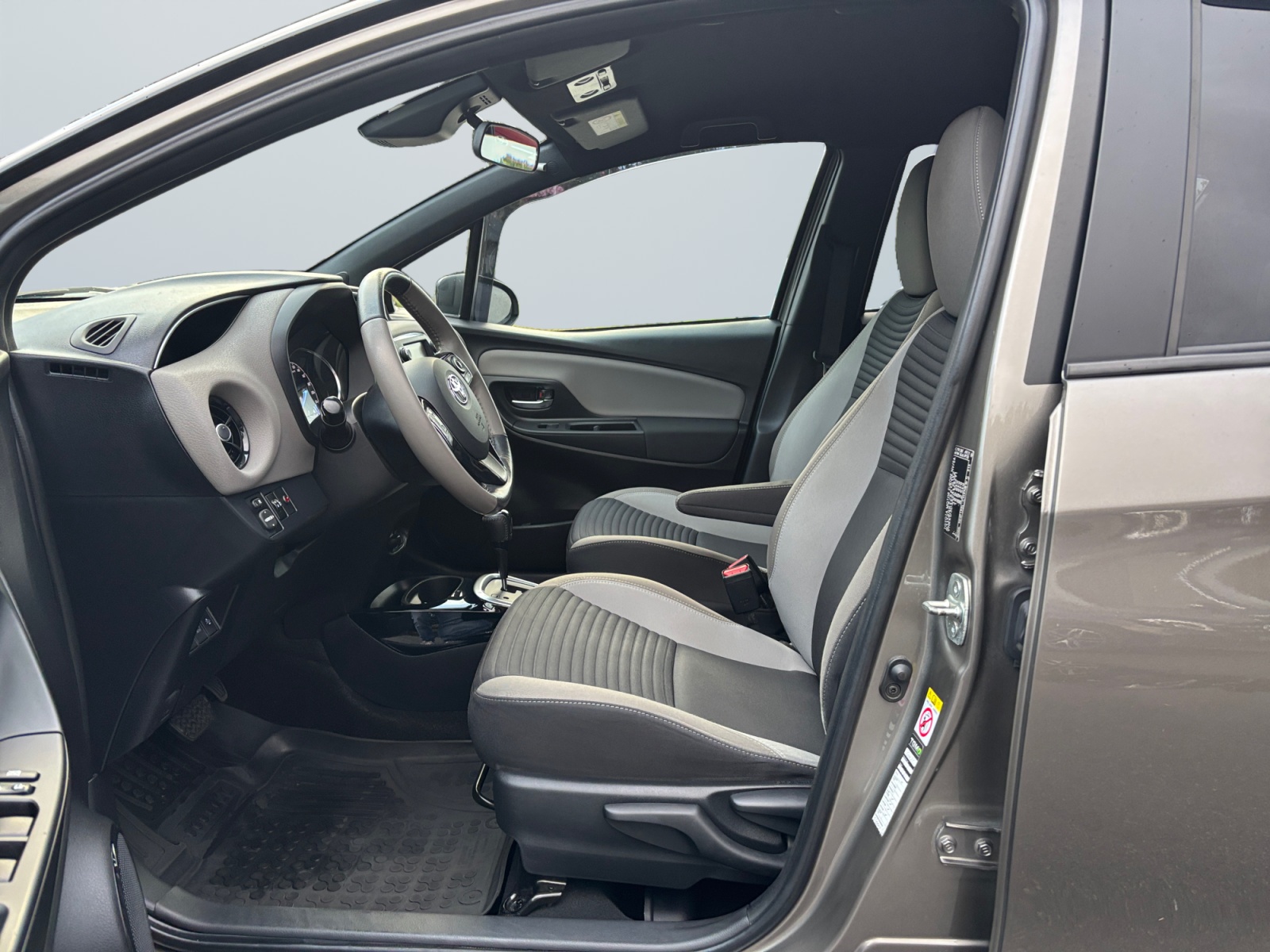 TYTAYARS2018BRWNH_08_enter-driver-codriver