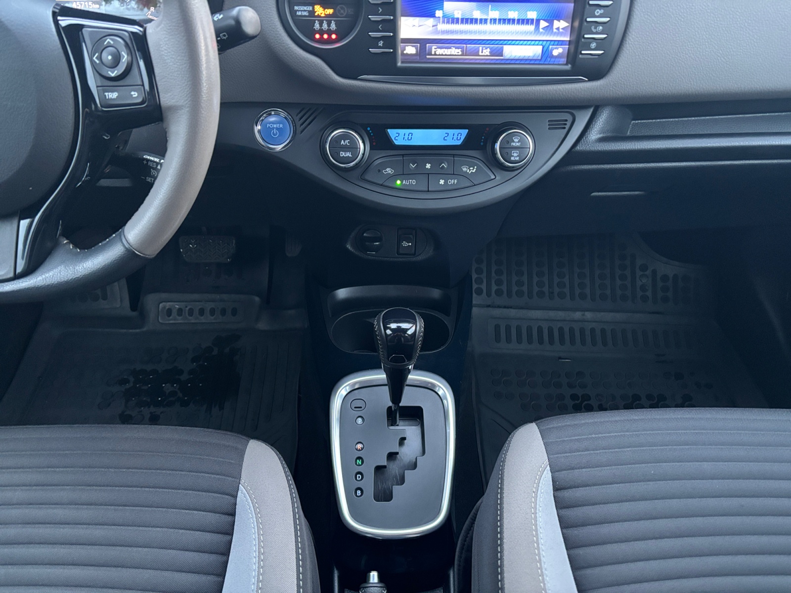 TYTAYARS2018BRWNH_10_center-console-down