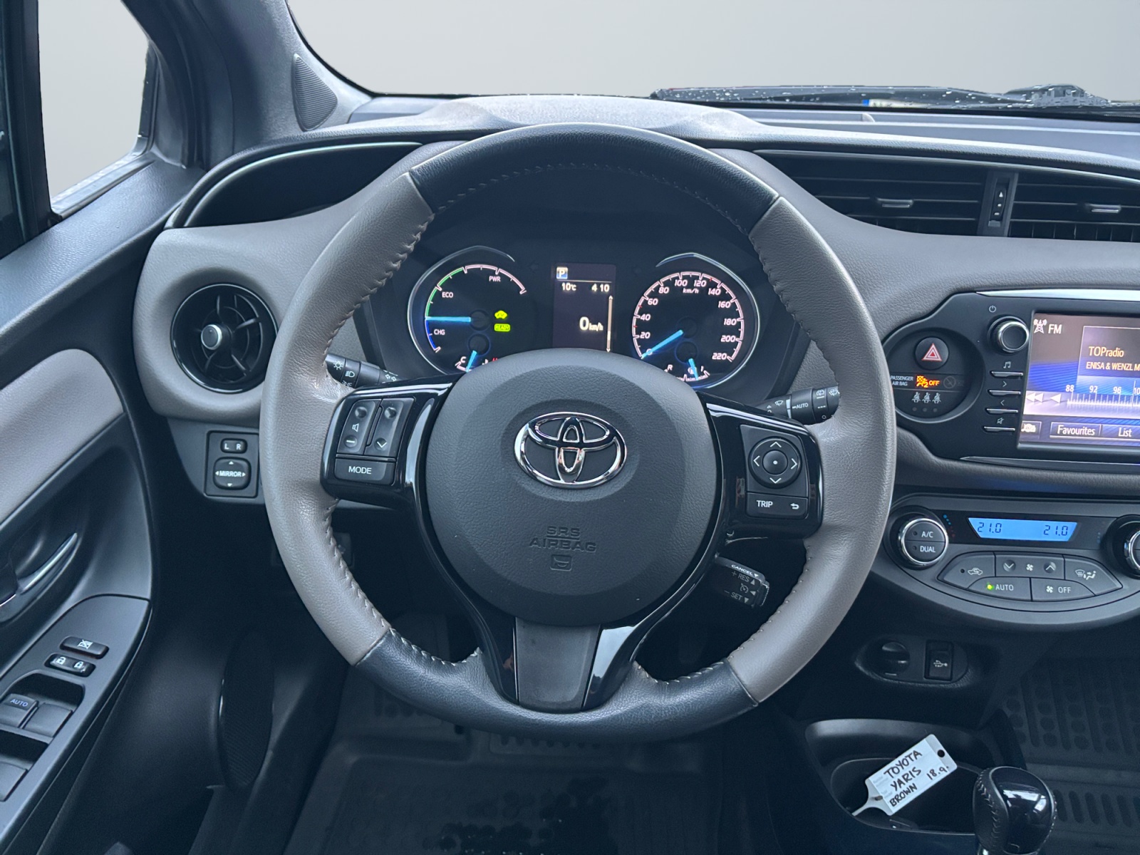 TYTAYARS2018BRWNH_11_steering-wheel-driver