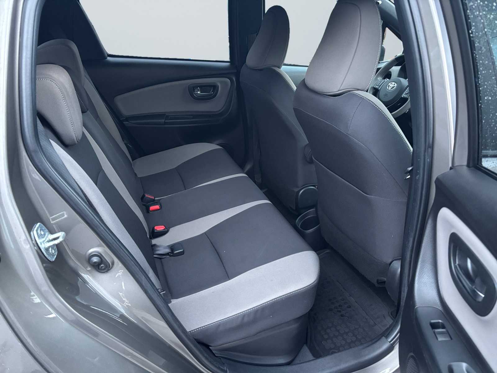 TYTAYARS2018BRWNH_12_rear-row-driver