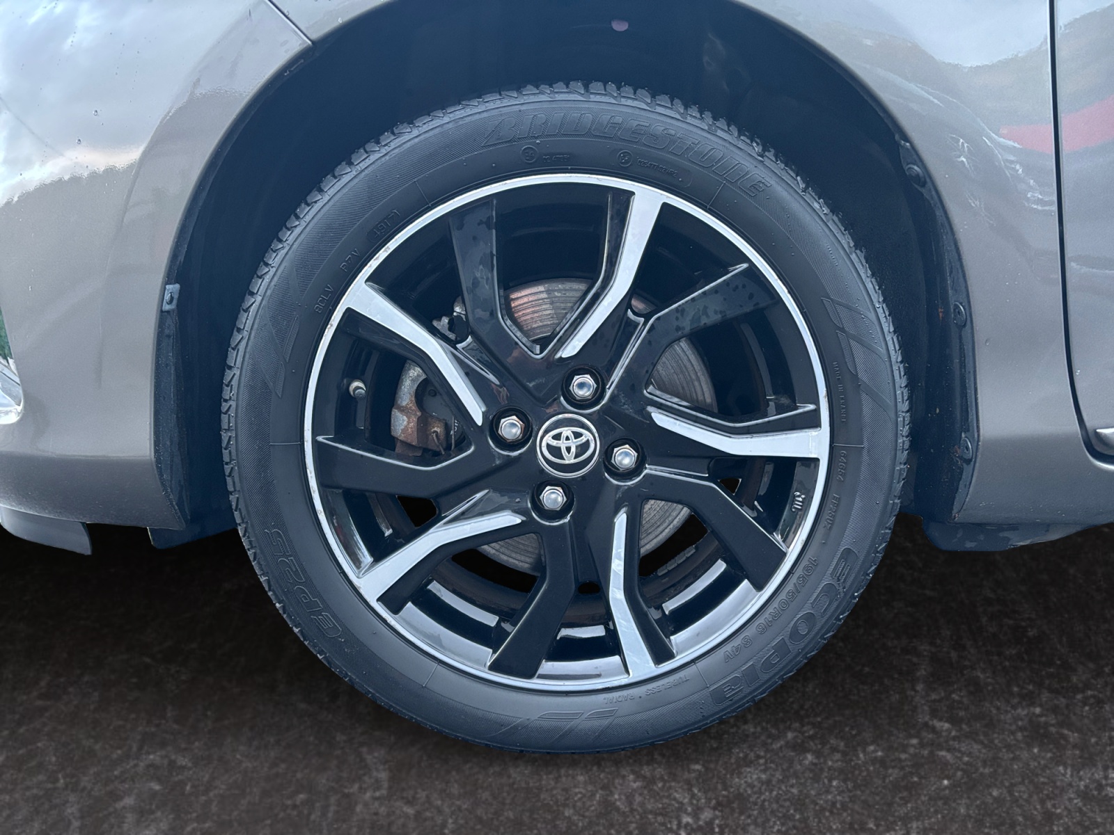 TYTAYARS2018BRWNH_13_rim-front-left