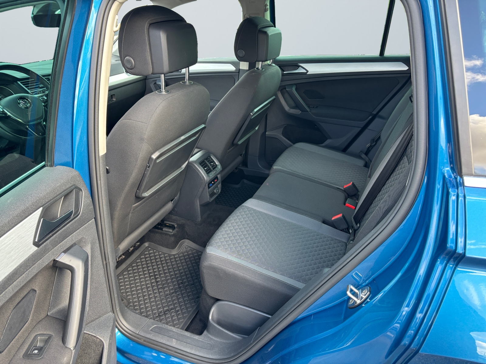 VYVUZLL01NZKVV3U5_12_rear-row-driver