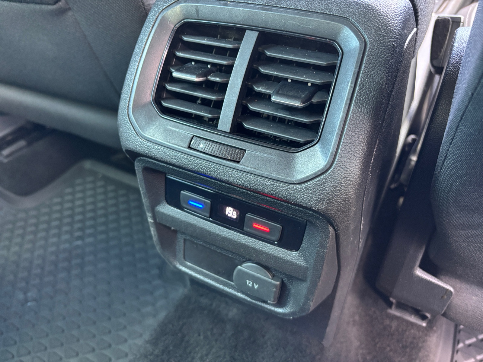 VYVUZLL01NZKVV3U5_17_feature-2