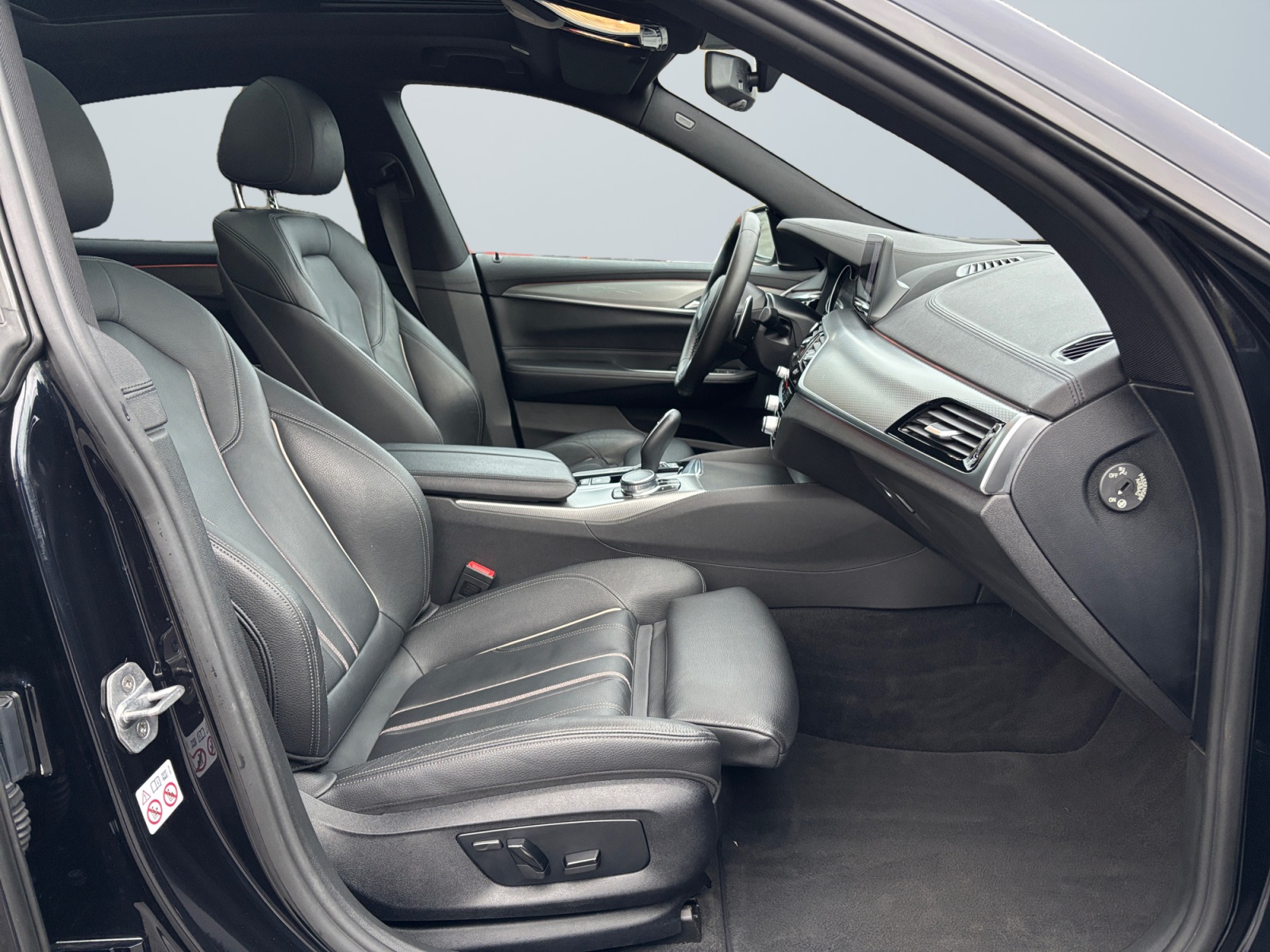 WBAJW81090BK59846_14_enter-codriver-driver