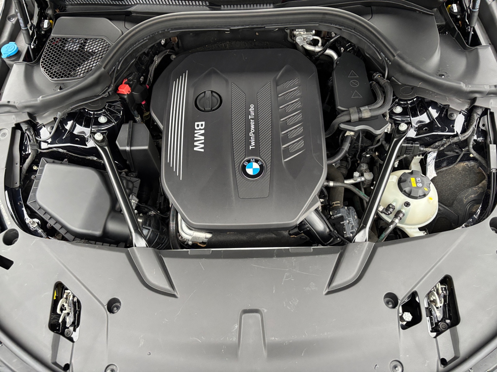 WBAJW81090BK59846_34_feature-19