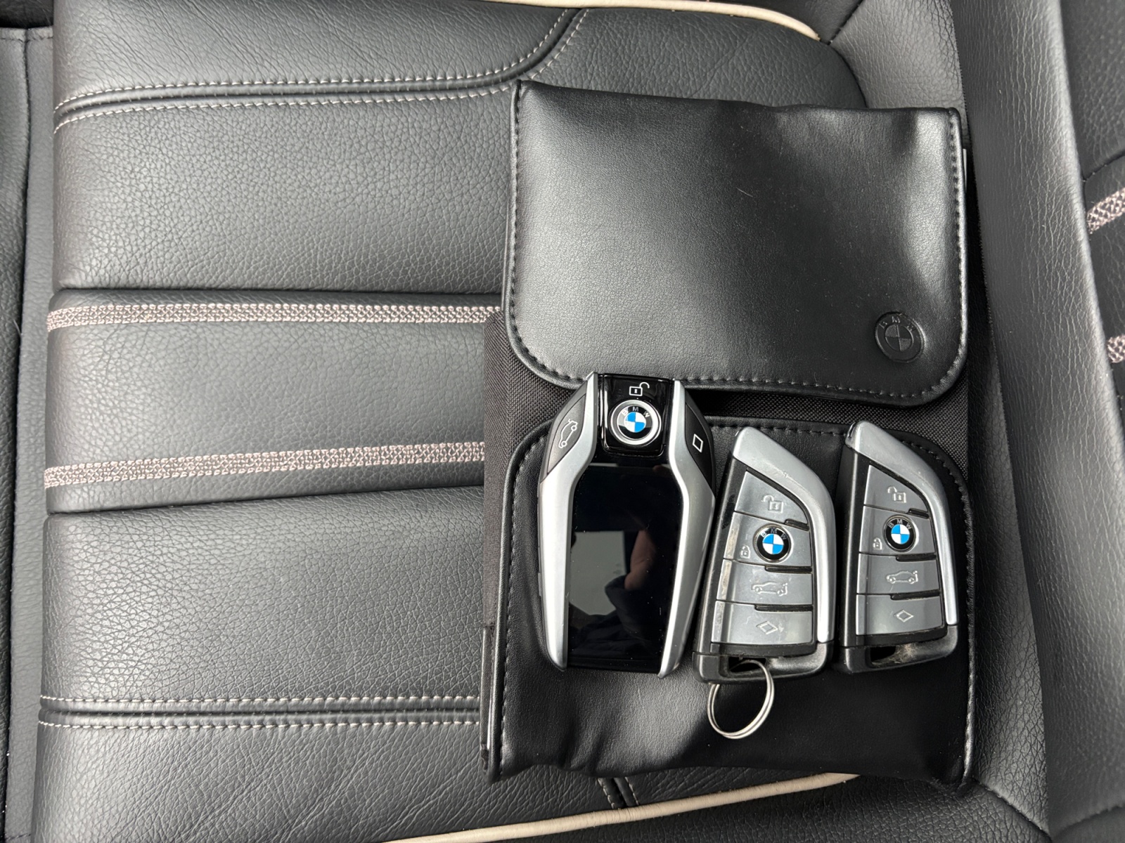 WBAJW81090BK59846_36_feature-21