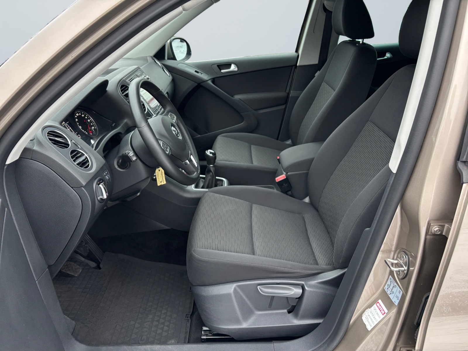 WVGZZZ5NZGW097211_08_enter-driver-codriver