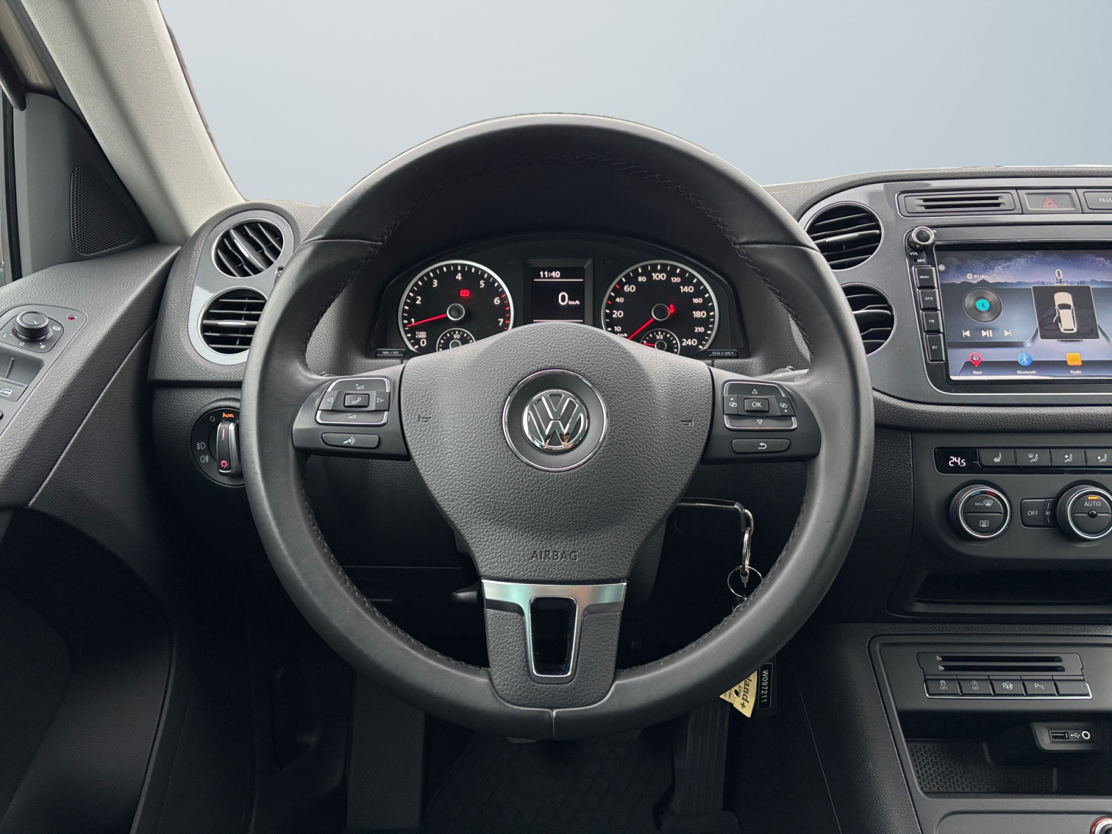 WVGZZZ5NZGW097211_11_steering-wheel-driver