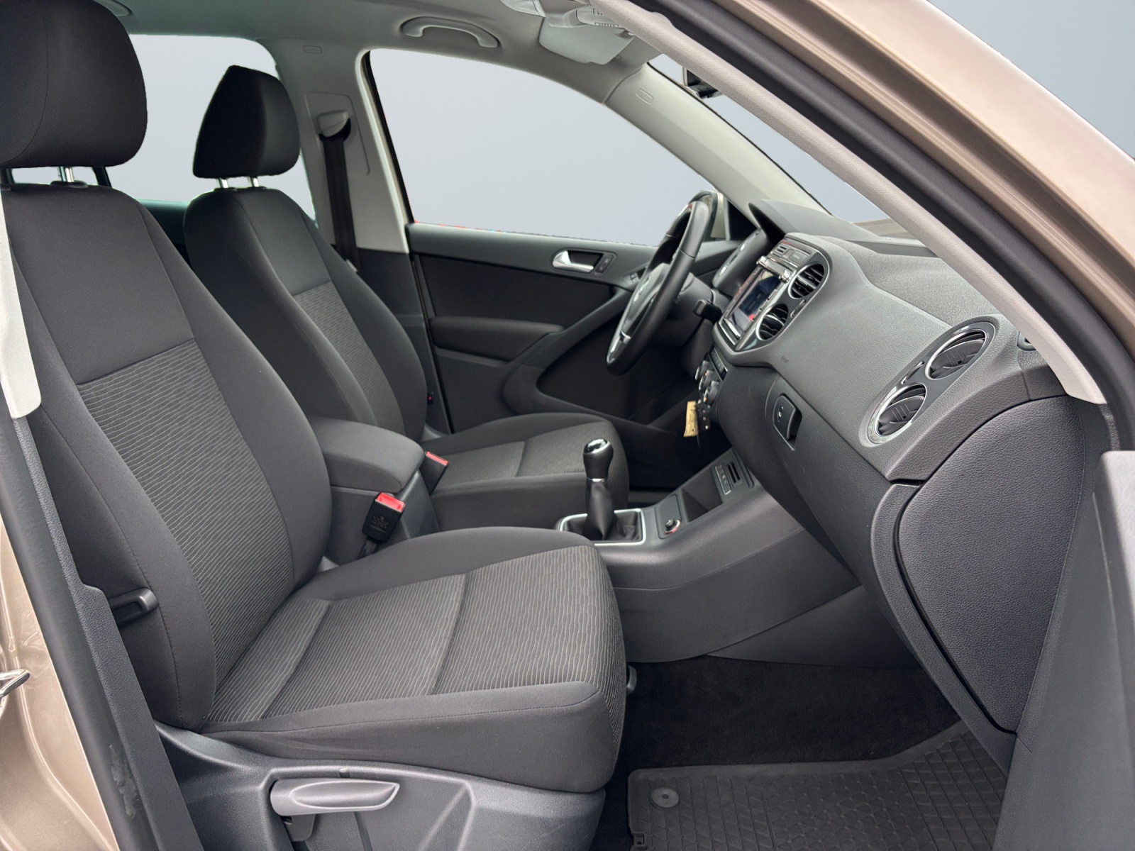 WVGZZZ5NZGW097211_14_enter-codriver-driver