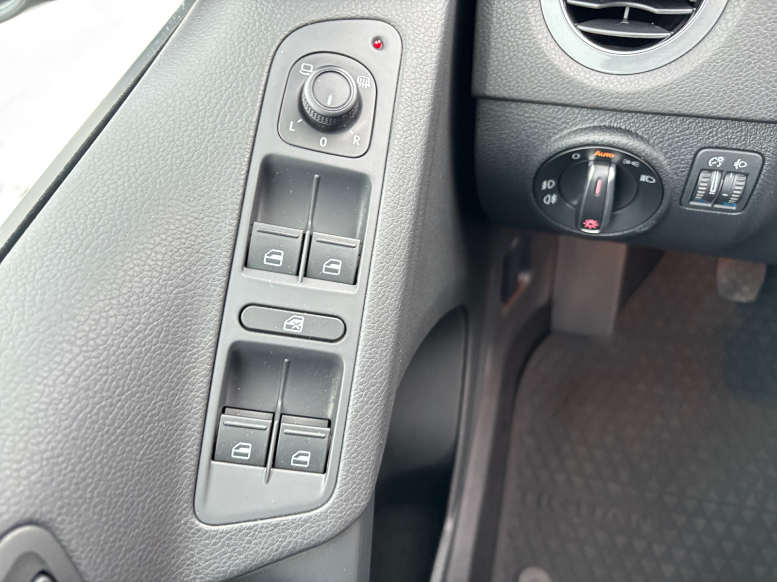 WVGZZZ5NZGW097211_17_feature-2