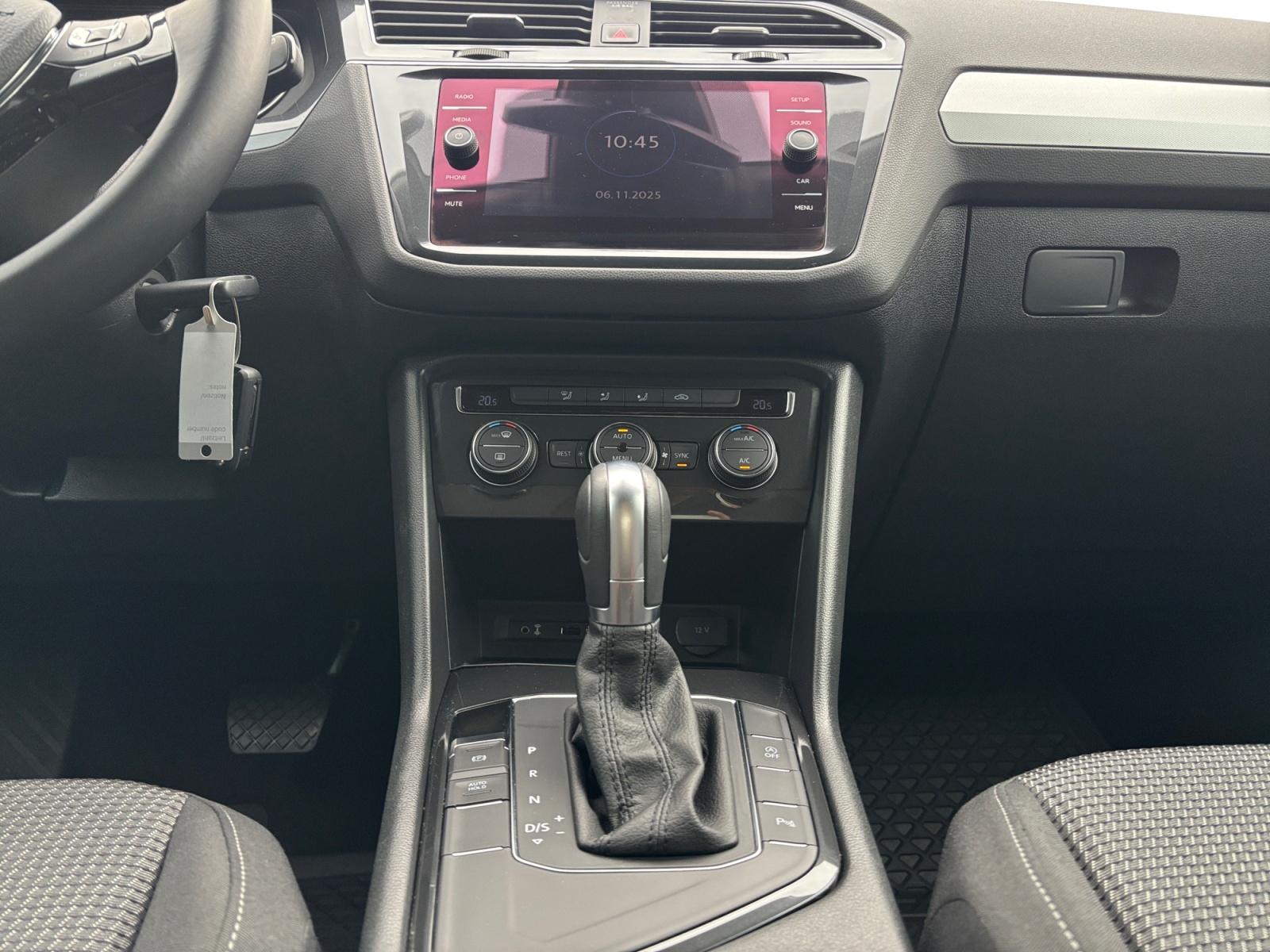 WVGZZZ5NZJW442355_10_center-console-down